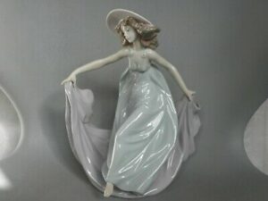 A very delicate and fragile Lardro porcelain figurine.
